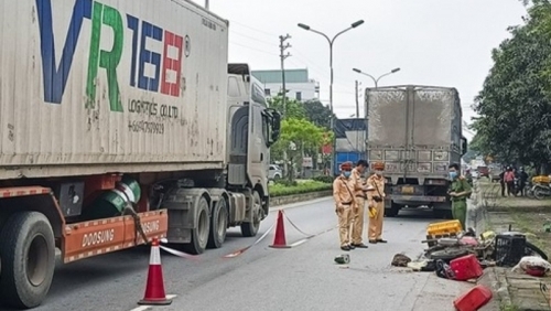 Hà Tĩnh: Xe tải va chạm xe máy, 2 người thương vong