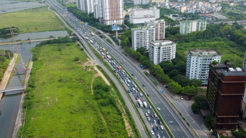 Quay lại Hà Nội sớm 1 ngày, người dân vẫn chịu cảnh ùn tắc kéo dài