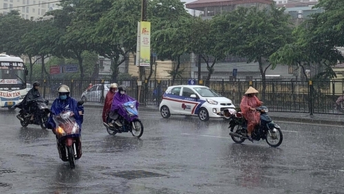 Hà Nội: Mưa như trút nước giữa trưa, nguy cơ ngập lụt nhiều tuyến phố ở nội thành