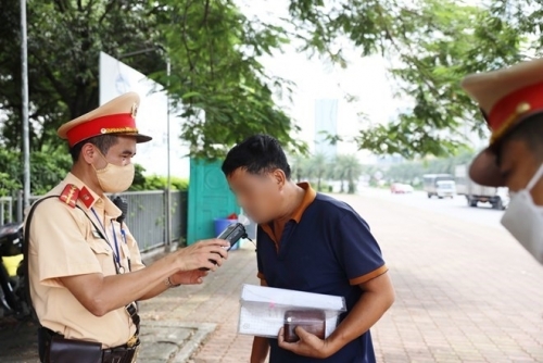 Ngồi ghế phụ xe ô tô lăng mạ lực lượng Cảnh sát giao thông, thanh niên bị mời về phường