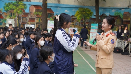 Truyền tải thông điệp "Thượng tôn pháp luật để xây dựng văn hóa giao thông an toàn" cho học sinh