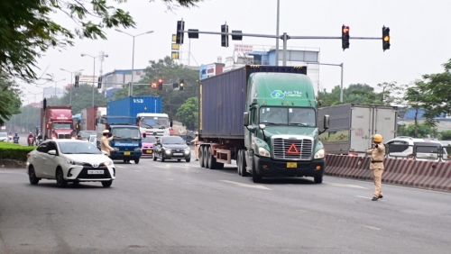 Hải Phòng: Kiểm tra chuyên đề tài xế xe đầu kéo trên Quốc lộ 5