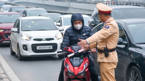 Ngang nhiên đi lên đường vành đai 2 trên cao, nhiều chủ xe máy bị xử phạt