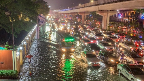 Ngập úng, tắc đường kéo dài sau cơn mưa lớn tại Hà Nội