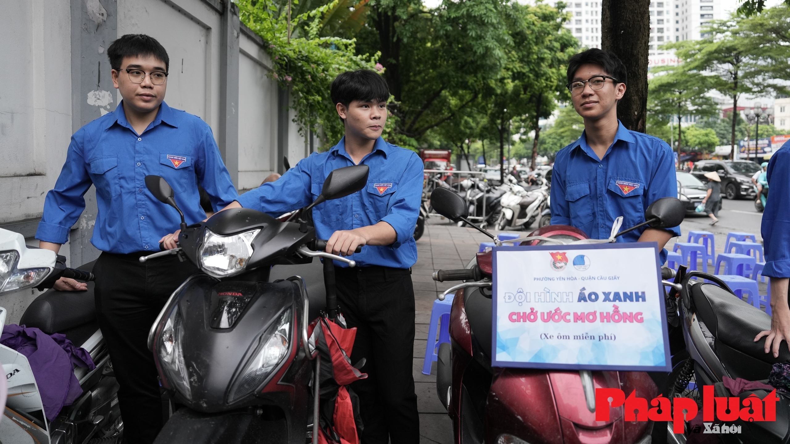 Màu áo xanh tình nguyện phủ kín 196 điểm thi tại Hà Nội