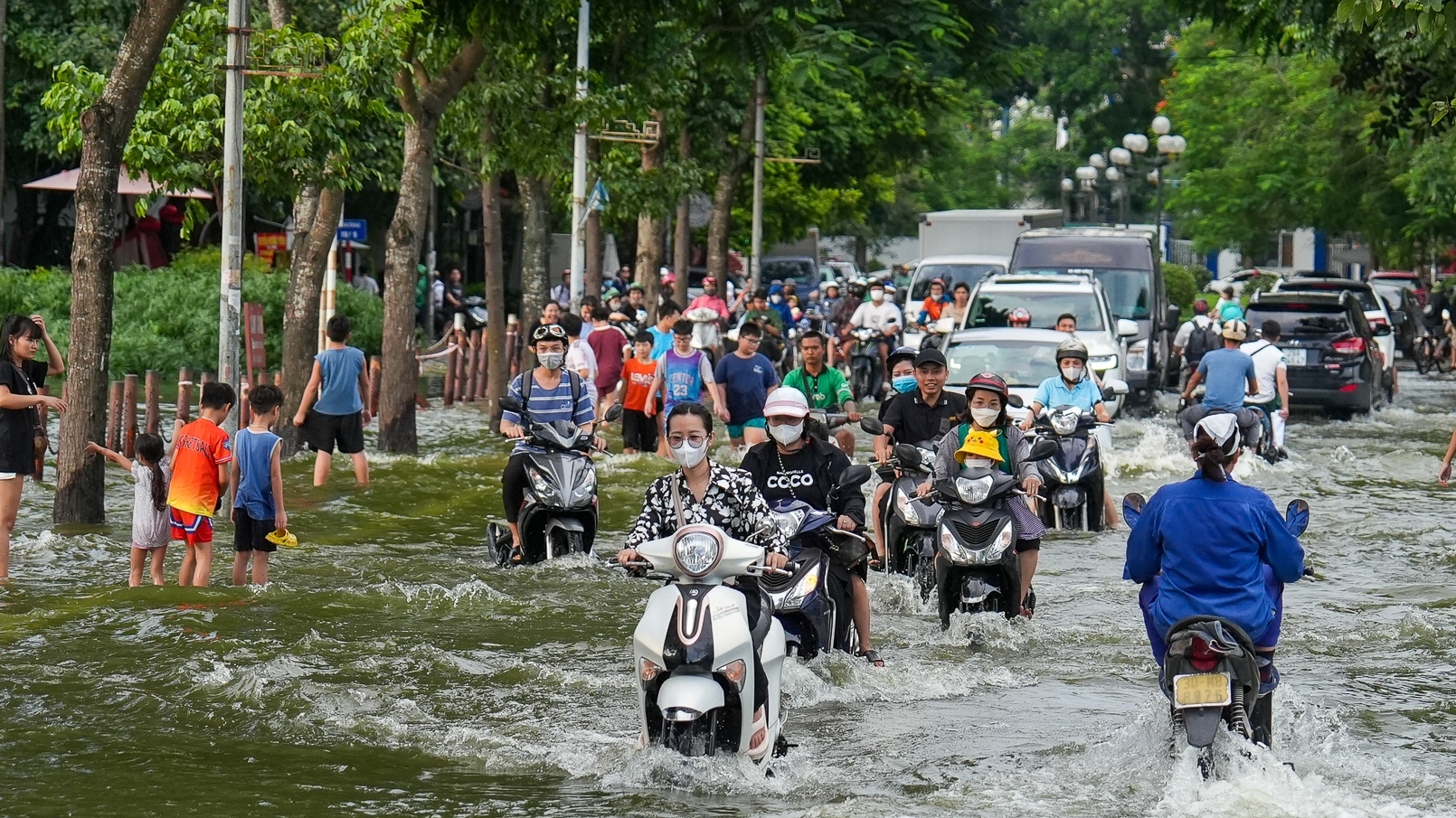 Hà Nội: nhiều nơi vẫn ngập úng sau cơn mưa kéo dài