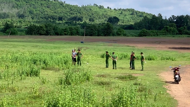 Tài xế xe đông lạnh chặn đường cô gái trẻ, giở trò đồi bại lúc nửa đêm