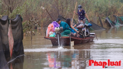 Nước sông Hồng dâng cao, người dân phải đi thuyền về nhà