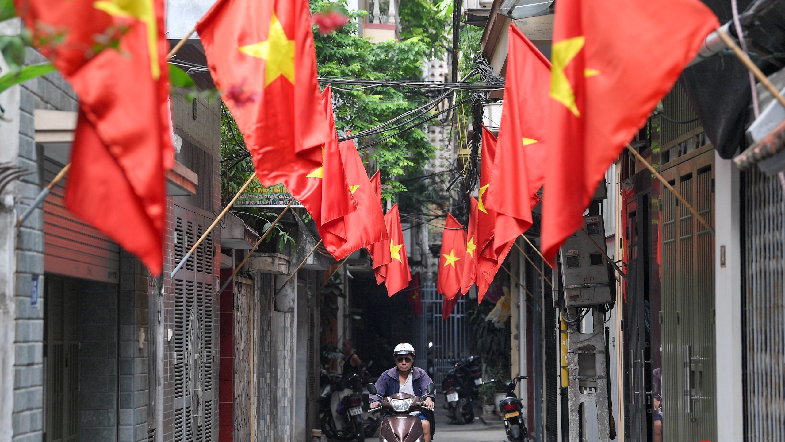 Phố phường Hà Nội rực rỡ cờ hoa chào mừng những ngày lễ lớn của đất nước