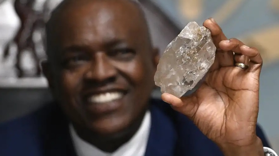 Phát hiện viên kim cương khổng lồ nặng 2.492 carat tại Botswana