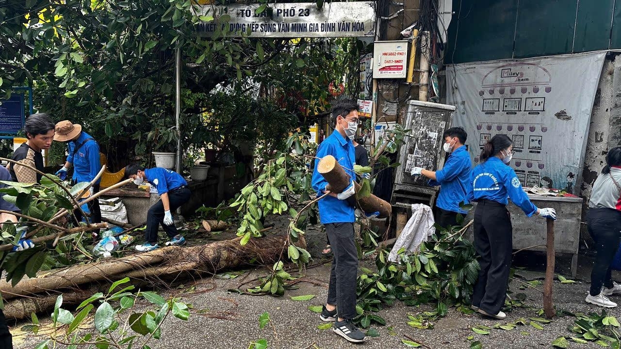 Thanh niên Thủ đô thực hiện phương châm “4 tại chỗ” hỗ trợ Nhân dân khắc phục bão lũ