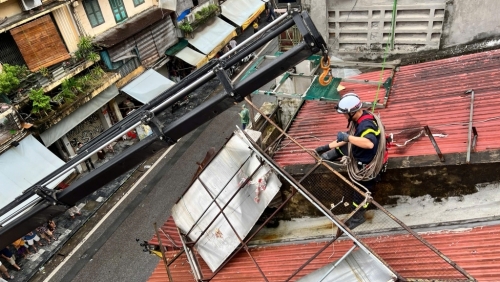 Công an quận Hoàn Kiếm nỗ lực khắc phục hậu quả do bão Yagi gây ra