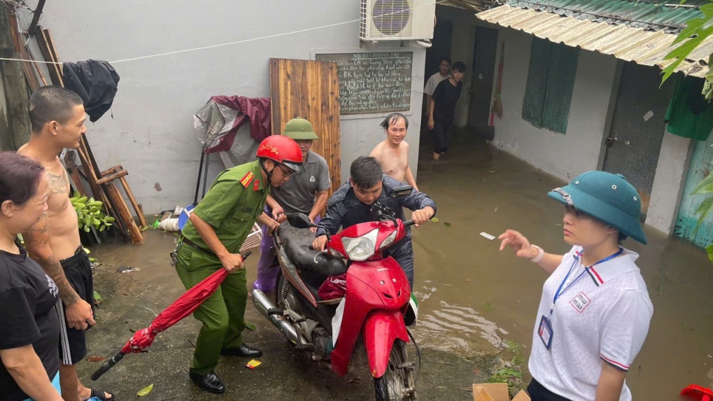 Vận động, hỗ trợ người dân sống quanh bờ sông Nhuệ di tản đến nơi an toàn