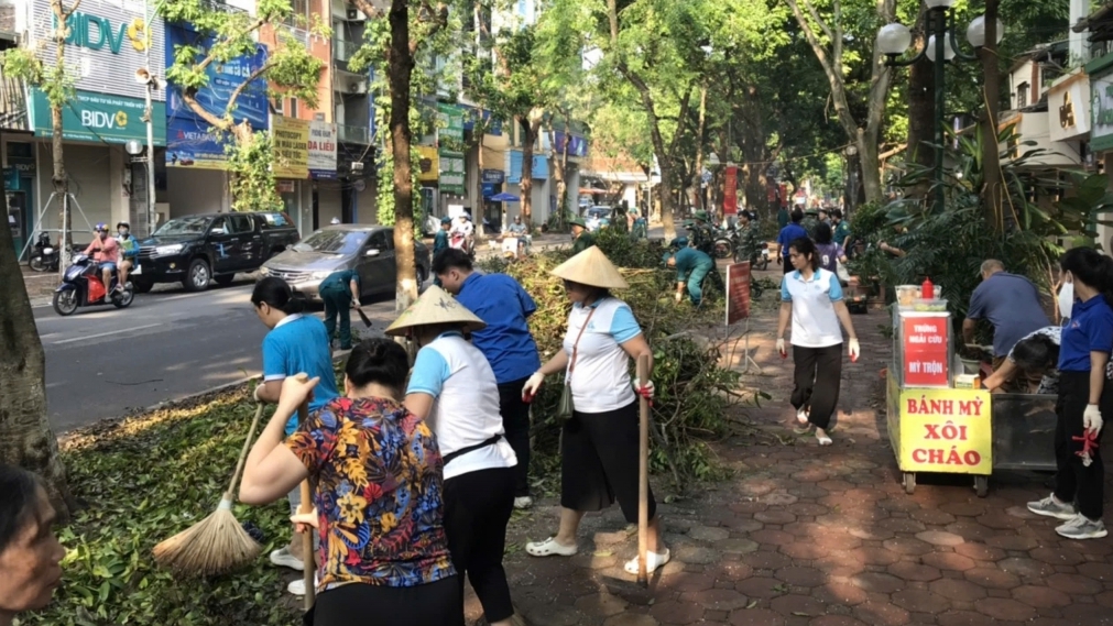 Chung sức, đồng lòng mang lại cảnh quan sạch đẹp cho các tuyến phố Hà Nội