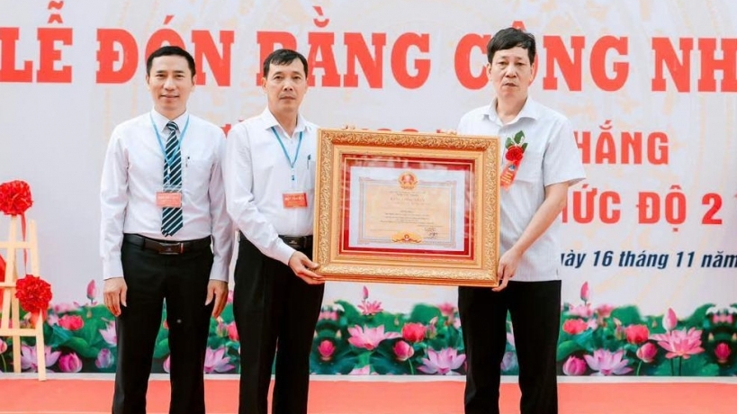 Trường THCS Toàn Thắng vinh dự đón nhận Bằng công nhận trường đạt chuẩn Quốc gia mức độ 2