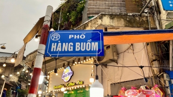 “Thủ phủ” bánh kẹo trên phố cổ Hà Nội nhộn nhịp mùa cuối năm