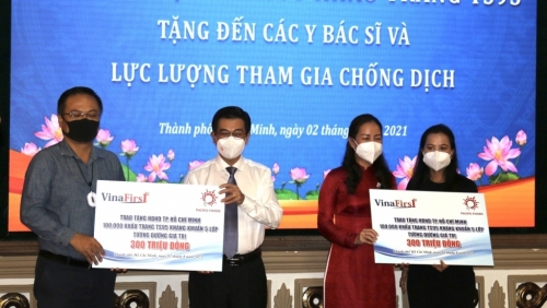 100.000 khẩu trang, 5.000 chai nước mắm và 5 tấn gạo tiếp sức TPHCM chống dịch