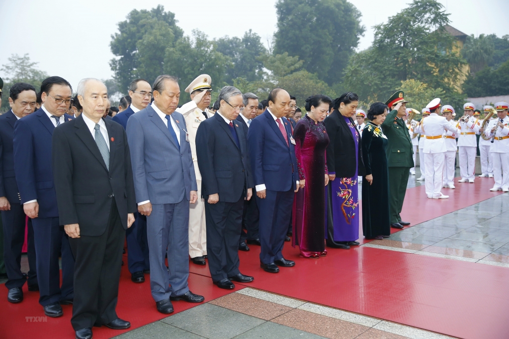 Các đại biểu dự Đại hội XIII của Đảng vào Lăng viếng Chủ tịch Hồ Chí Minh