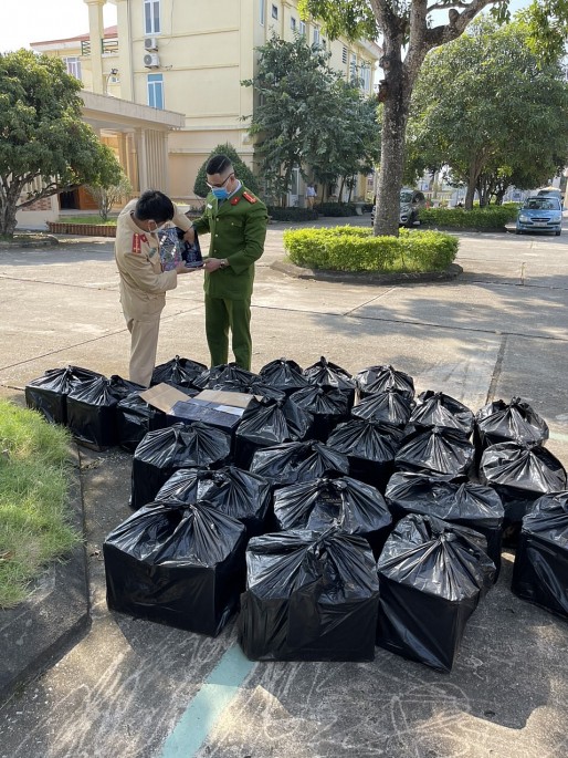 Trạm CSGT Quảng Xương phối hợp với Công an huyện tiến hành kiểm tra số hàng hóa bị thu giữ