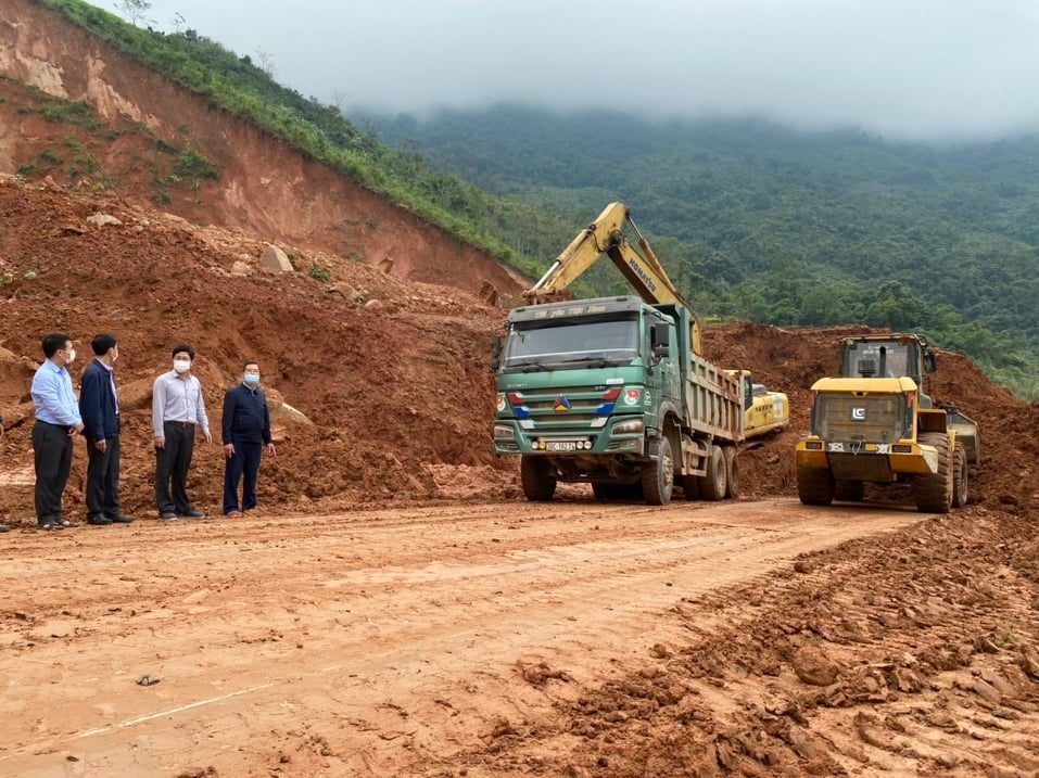 Lãnh đạo sở Giao thông Thanh Hóa cùng lực lượng chức năng đã đến hiện trường để kiểm tra và chỉ đạo khắc phục sự cố