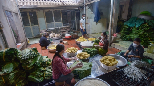 Cận Tết ghé thăm làng bánh chưng truyền thống Tranh Khúc