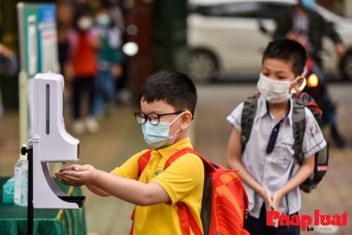 Học sinh cấp 1 Hà Nội hồ hởi trong ngày đầu đi học trở lại