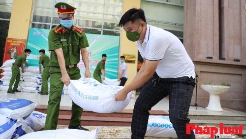 Công an TP Hà Nội tặng quà, hỗ trợ các gia đình khó khăn vì dịch COVID-19