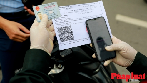 Hà Nội trong ngày đầu kiểm tra Giấy đi đường mã QR Code