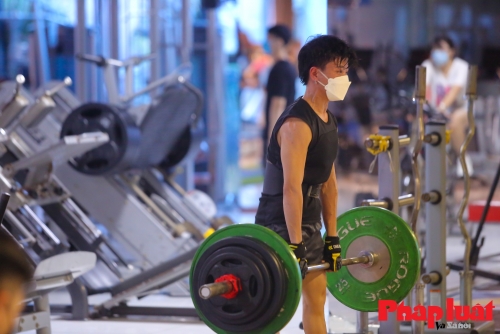 Hình ảnh khác lạ bên trong những phòng Gym đầu tiên mở cửa trở lại