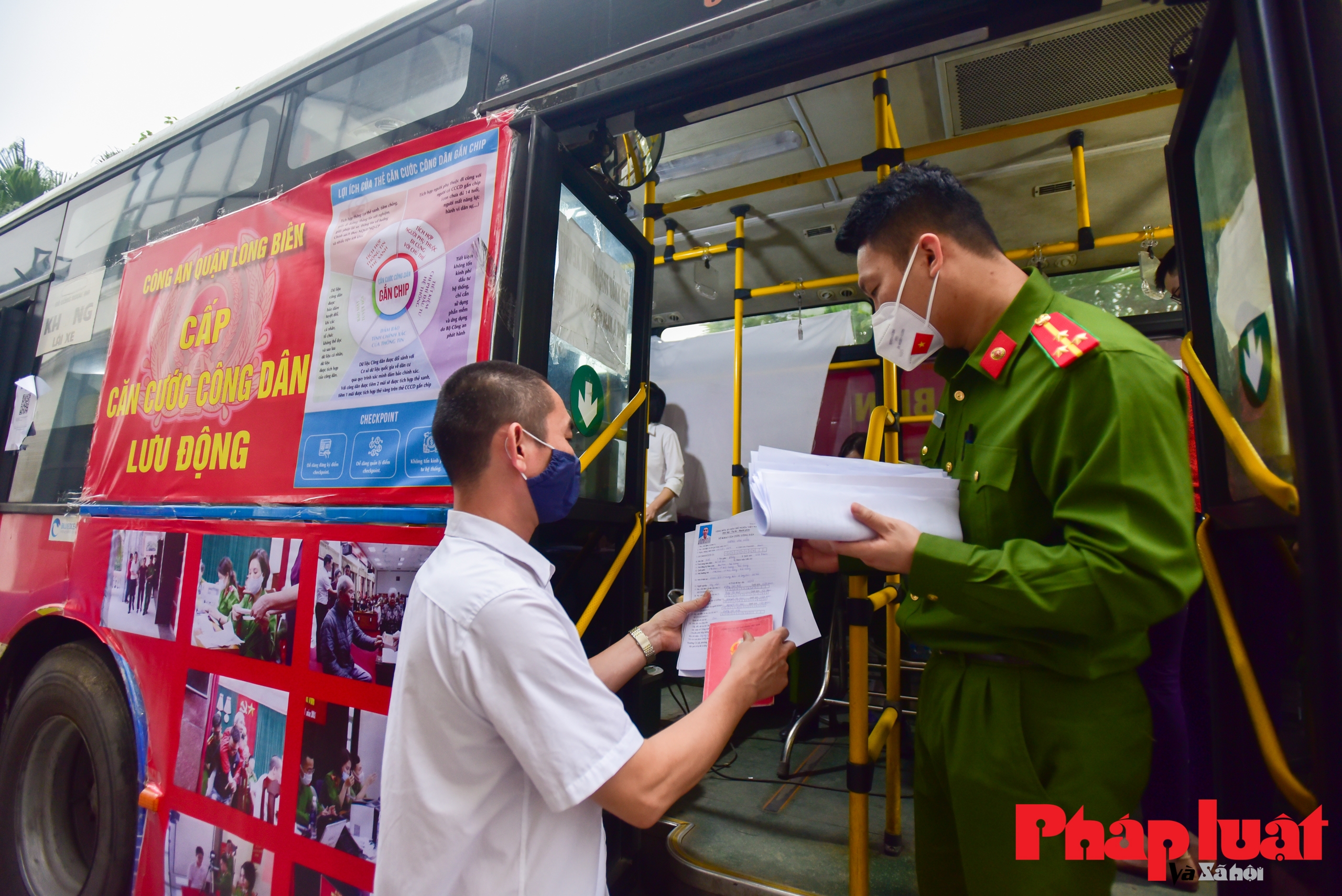 Công an Hà Nội dùng xe bus làm điểm cấp căn cước công dân lưu động