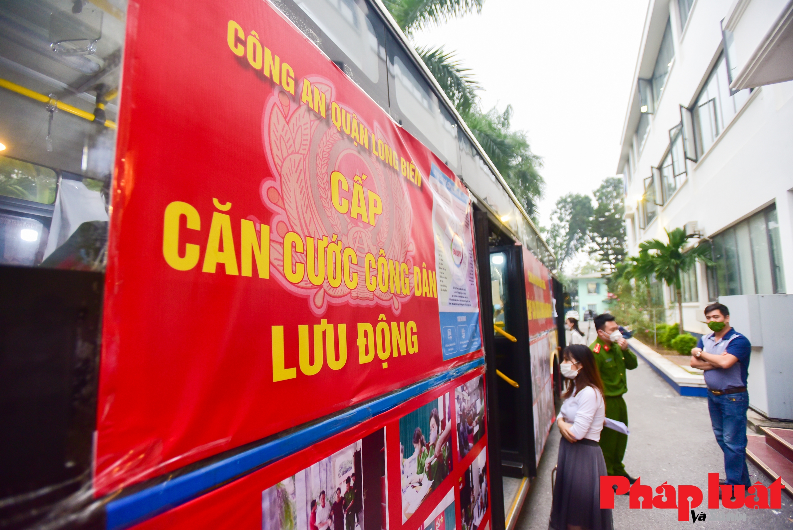 Công an Hà Nội dùng xe bus làm điểm cấp căn cước công dân lưu động