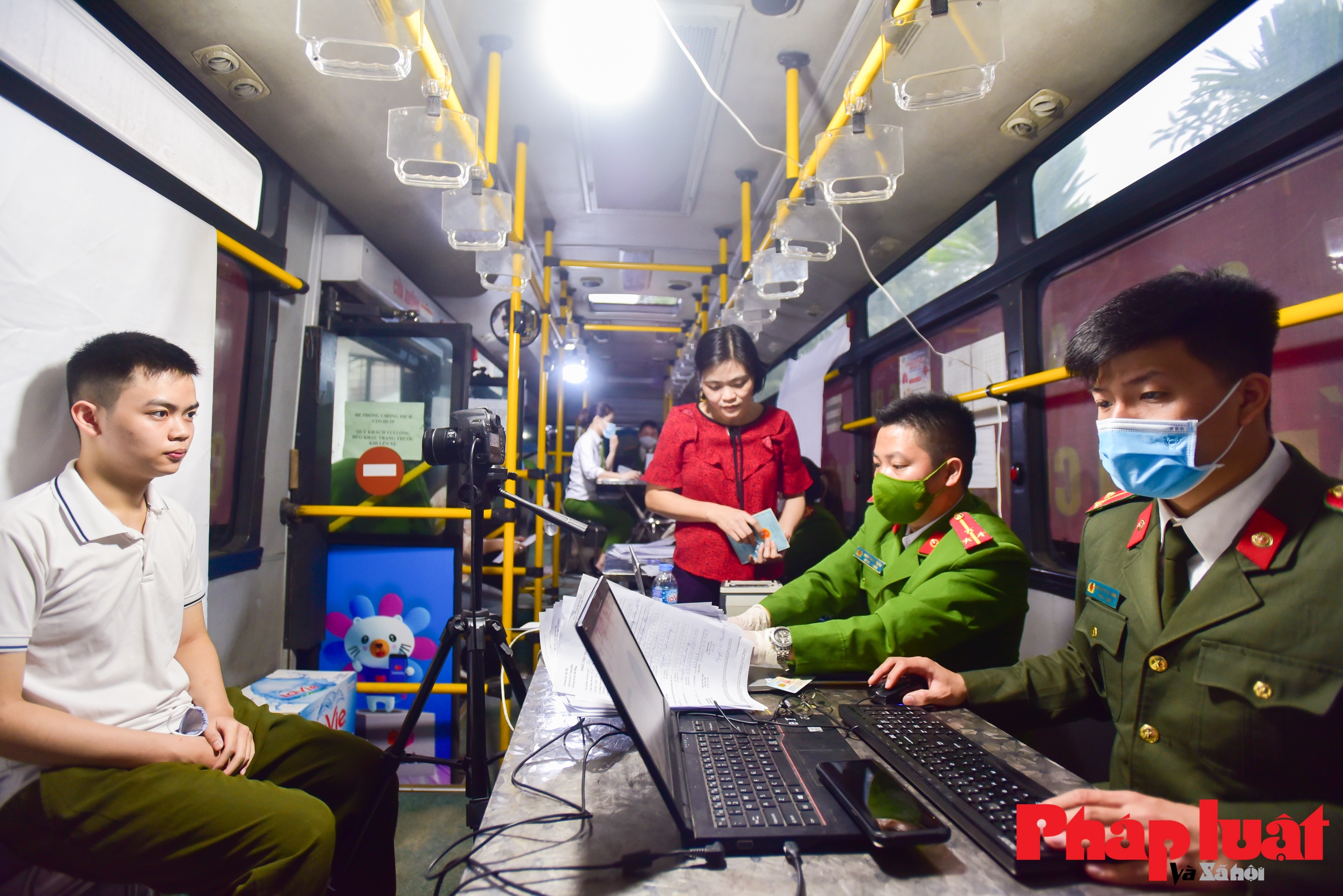 Công an Hà Nội dùng xe bus làm điểm cấp căn cước công dân lưu động