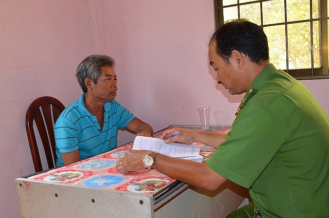 mau thuan trong luc nhau anh dim chet em trai duoi muong nuoc