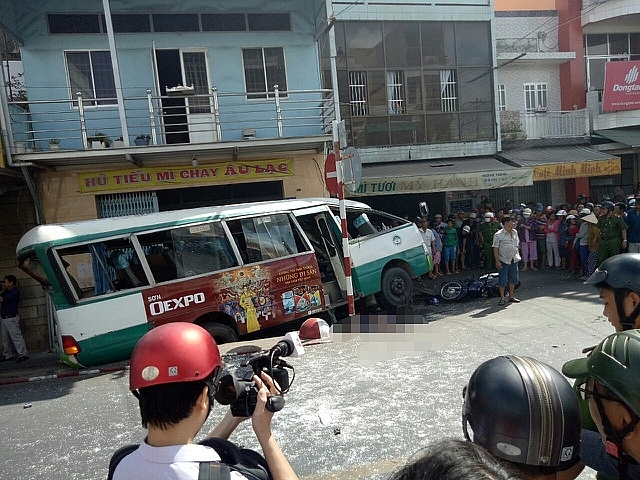 va cham voi xe buyt nguoi phu nu ban ve so tu vong