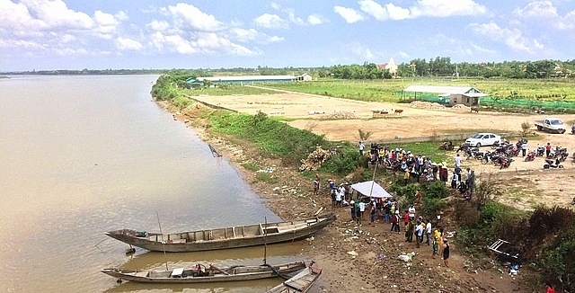 nghi van nguoi me om 2 con nhay song quyen sinh