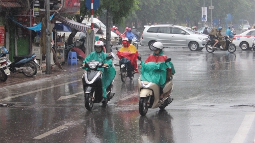 Nhiều khu vực trên cả nước có mưa, đề phòng lốc sét, gió giật mạnh