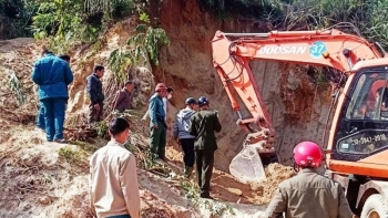 Sạt lở đất tại nhà dân, 5 cháu bé thương vong