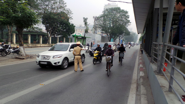 Hà Nội ra quân xử phạt ô tô, xe máy lấn làn buýt nhanh