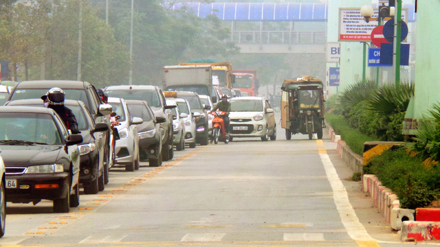 Hà Nội ra quân xử phạt ô tô, xe máy lấn làn buýt nhanh