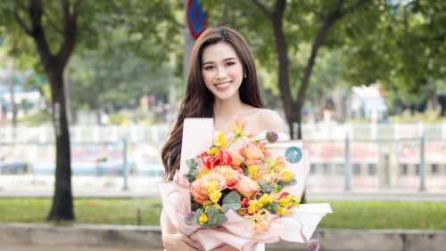 Đỗ Hà được chào đón trong ngày trở về nước sau thành tích top 13 Miss World