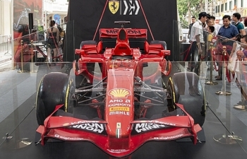 Chiêm ngưỡng siêu xe F1 Ferrari ngay tại Hồ Gươm