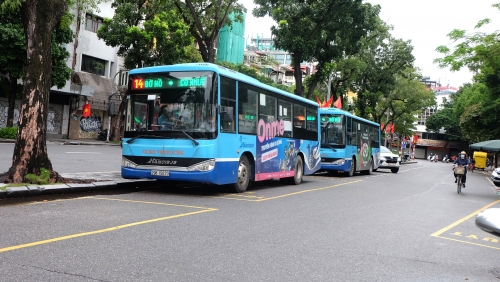 Xe buýt, taxi hối hả đón khách trở lại sau gần 3 tháng nghỉ dịch