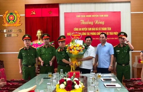 Công an huyện Tam Đảo nhận “thưởng nóng” thành tích ngăn chặn kịp thời nhiều vụ tụ tập đua xe trái phép