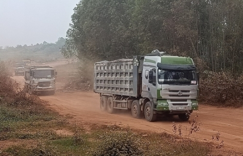 Chấn chỉnh vấn nạn xe quá tải trọng và khai thác đất trái phép