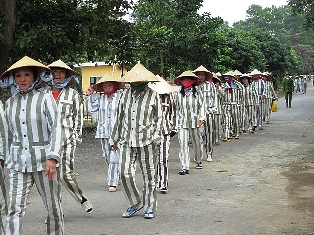 nguoi dan ba buon nguoi cau xin nan nhan tha thu